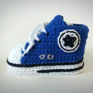 Crochet baby booties in deep blue. Newborn baby sneakers. Pregnancy announcement or birthday unisex gift. Soft cotton baby footwear.