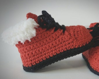 Crochet Santa Claus baby booties/Christmas red, white and black baby boots/Pregnancy announcement gift/Newborn Xmas custom handmade set.