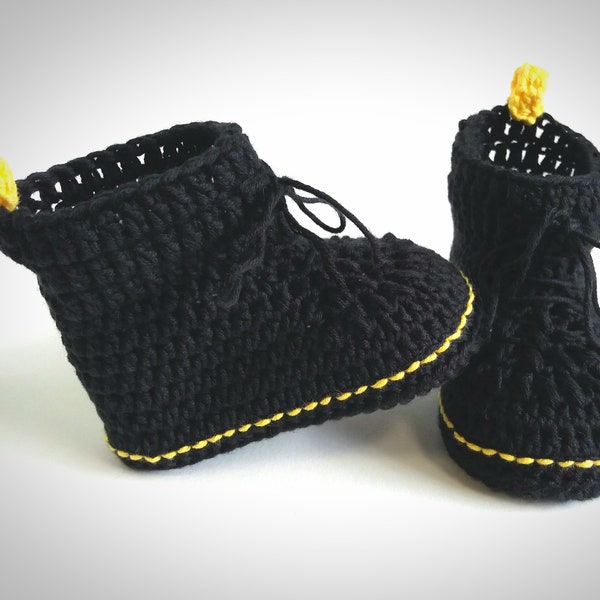 Häkeln Siechen für Baby. Schwarze Stiefeletten. Personalisierte Geschenk für Neugeborene, ersten Platz oder Schwangerschaft Ankündigung.