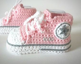 Crochet baby booties in light pink/Pregnancy announcement gift/Soft pink baby sneakers/Newborn babyshower unisex present/Custom baby shoes.