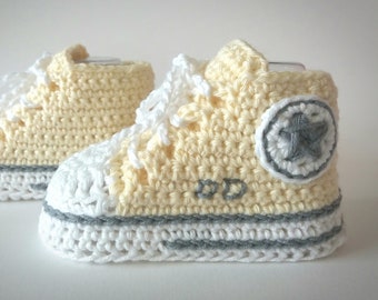 Crochet baby booties in light yellow/Pregnancy announcement gift/Pastel baby sneakers/Newborn babyshower unisex present/Custom baby shoes.