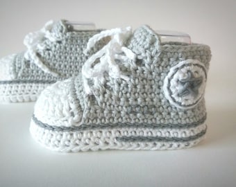 Crochet baby booties in light gray/Pregnancy announcement gift/Soft gray baby sneakers/Newborn babyshower unisex present/Custom baby shoes.
