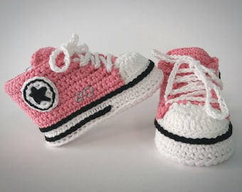Crochet baby booties in pink. Soft, cute and original gift for baptism, babyshower or pregnancy announcement.