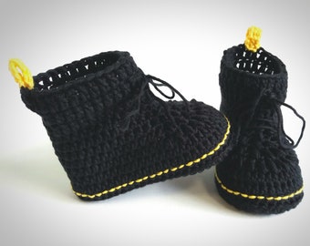 Crochet baby booties. Black baby shoes. Customizable newborn or pregnancy announcement unisex gift.
