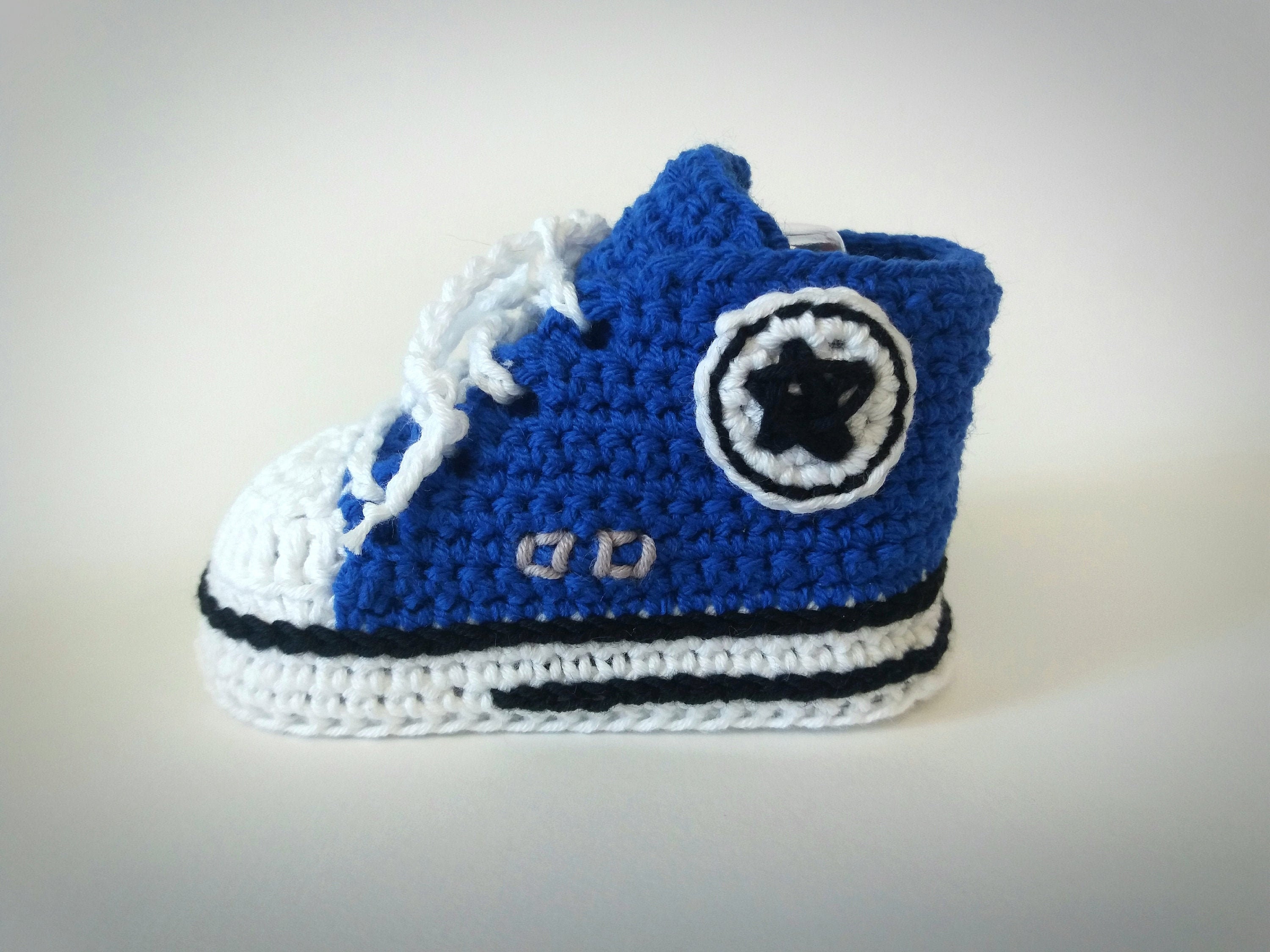 Crochet baby booties in deep blue. Newborn baby sneakers. Pregnancy announcement or birthday unisex gift. Soft cotton baby footwear.