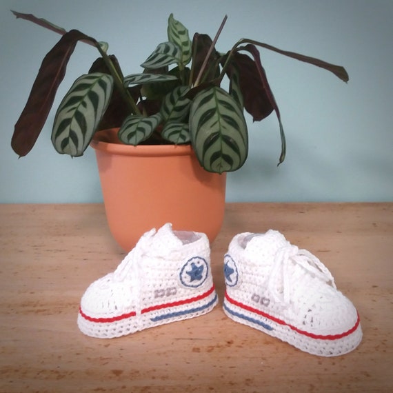 Zapatitos de bebe tejidos a crochet color blanco. Regalo personalizado para recien nacido bautizo o anuncio de embarazo. Etsy Espana