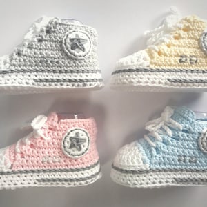 Crochet baby booties in light pastel colors/Custom pregnancy announcement gift/crochet baby sneakers/Newborn babyshower unisex present