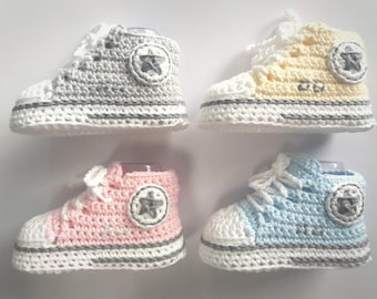 Crochet baby booties in light pastel colors/Custom pregnancy announcement gift/crochet baby sneakers/Newborn babyshower unisex present