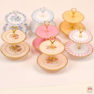 Soporte de postres en miniatura de 2 niveles a escala 1:12, bandeja escalonada para casa de muñecas, mini expositor de té. imagen 2