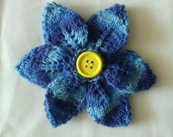 Flower brooch with 6 petals and wooden button