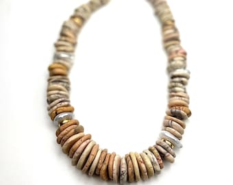 Collar de perlas y turquesa gris: Joyería neutra para otoño