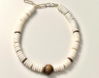 Collar Ostuni de madera y cuentas de hueso: joyería con un toque neutro otoñal