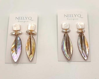 Pendientes de plumas de nácar: concha dorada y perla de agua dulce