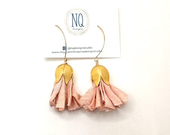 Pendientes de borlas de seda rosa: flor dorada, seda sari hecha a mano