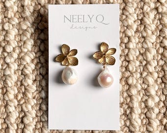 Pendiente de flor de oro y perla