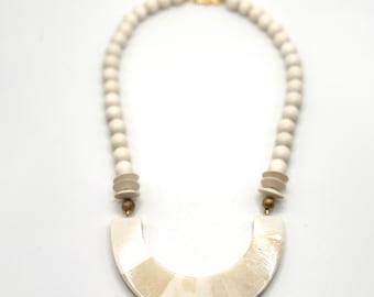 Collar de cuentas de media luna color marfil
