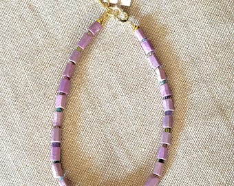 Collar de circonitas lilas: joya llamativa con cuentas de perla