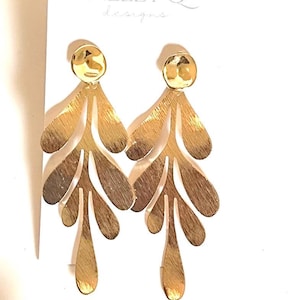 Pendientes colgantes de pétalos dorados: ligeros pendientes de flores