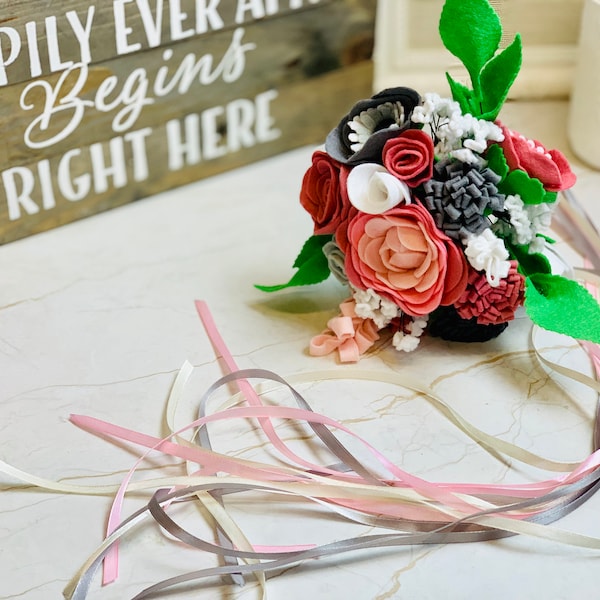 Bouquet de mariée Boho en fleurs en feutre rose foncé, gris et blanc