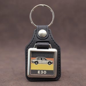 Llavero BMW Serie 3 E30 de 4 puertas - Cuero sintético y cromo. Llavero clásico BMW.