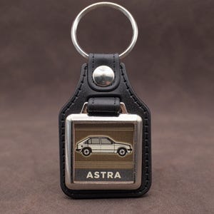 Porte-clés pour Opel Astra Mk1 - Porte-clés de voiture rétro classique en similicuir et chrome