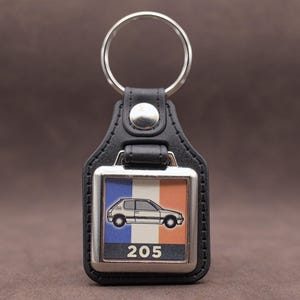 Llavero Peugeot 205 - Cuero sintético y cromo. Llave clásica retro francesa para coche.
