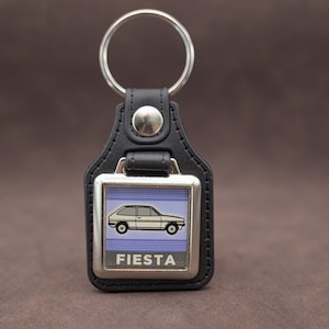 Brelok do kluczy Ford Fiesta Mk1 – skóropodobny i chromowany, klasyczny hatchback