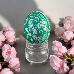 Graviertes polnisches Osterei – Zier-Hühnerei mit floralen Motiven