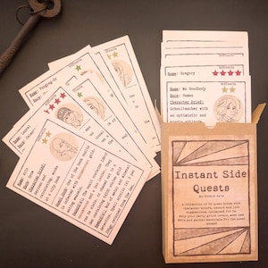 Könnte beinhalten: Ein Set von Instant Side Quests Karten mit Charakterbeschreibungen, Gefahren und Beutevorschlägen. Die Karten befinden sich in einer braunen Box mit dem Text "Instant Side Quests", zusammen mit Würfeln und einem Schlüssel.