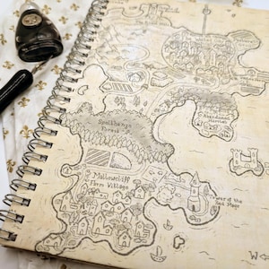 Quaderno con mappa fantasy con carta punteggiata, a righe o bianca