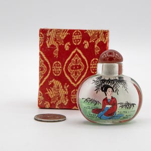 Small Vintage Reverse Hand-painted Glass Chinese Snuff Bottle With Geisha