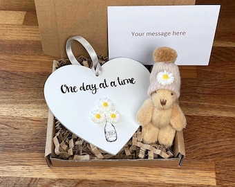 Daisy Wooden Heart Gift: Pocket Bear Hug, Thinking of You, One Day At A Time