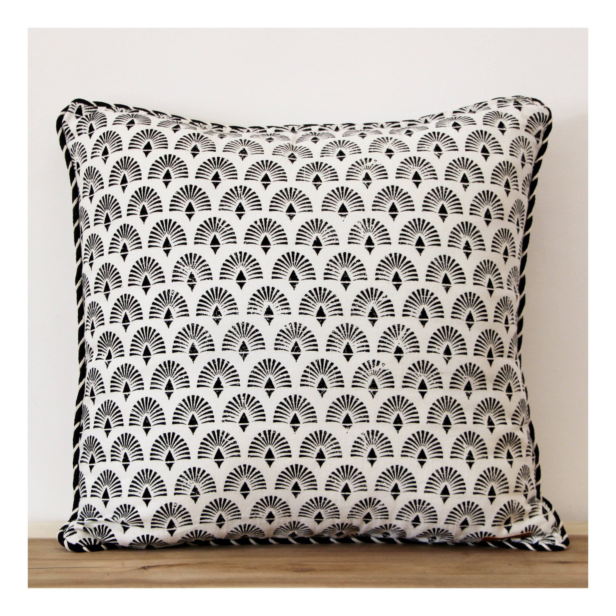 Housse de Coussin Imprimé Palm Graphique/ Cover Cushion Palm Black & White