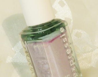 Light lavender-purple glitter shimmer Quick-Dry Nail Polish Color enamel Much prettier in person! Full size Virtual Velociy-232 shade Essie