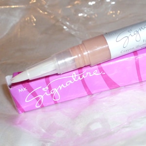 Mary Kay Facial face enhancer Highlighting Pen Concealer Shade 3  Beige Full size 5&quot; long Informational benefits and usage included in box!