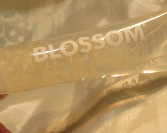 Brillant à lèvres transparent hydratant de marque Blossom, infusé de vraies fleurs 3-13/16" de long InonasCosmetics