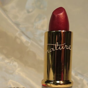 Mary Kay Apple Berry Creme cream Lipstick Shimmer red shade Rich Stay-True Color Keeps lips moist & supple Lightweight feel InonasCosmetics