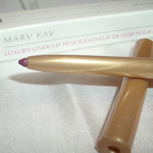Mary Kay Luxury Liner Lip liner Pencil Twist-up PINK Long one 5&quot; long Waterproof formula Resists feathering/bleeding 3 Sold InonasCosmetics