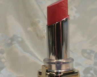 Beautiful peach-rose matte Lipstick Item 908 Full size Clear beveled tube Loreal Colour Riche brand color rich InonasCosmetics