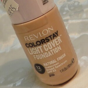 Revlon Color Stay Light Cover face Foundation 210-Creme Brulee light beige shade Full size 1 oz. Long-All-day hydration Silky smooth Sealed
