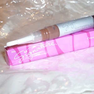 Mary Kay Facial face enhancer Highlighting Pen Shade 4 Bronze Concealer Full size 5&quot; long Information of benefits & usage are in the box!