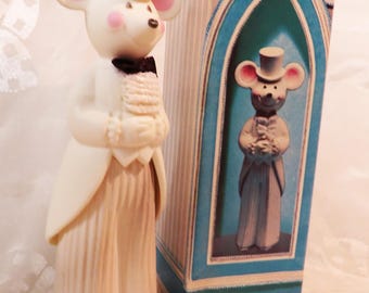 Avon Delicate Daisies Cologne fragrance White glass painted Full .75 fl. oz. 5" tall Unused wedding Mouse Groom In Collectible Encyclopedia