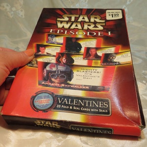 Carte de 32 Star Wars, épisode 1, Saint-Valentin à plier et à sceller avec les scellés non ouvert ! La boîte est bosselée dans un coin Froissé sur les 2 côtés, légèrement collectionnable
