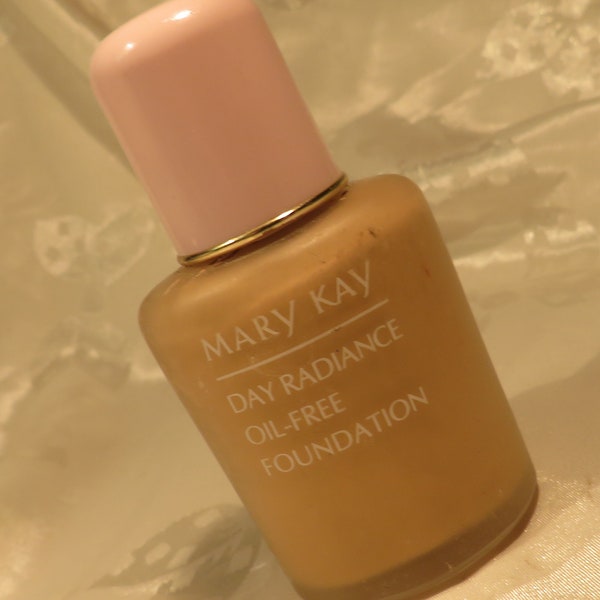 Mary Kay Foundation Discontinued Vintage Hard to Find!!! Buffed Ivory Formula 2 All skin types!!! Skin care Silky smooth formula Long-lastin