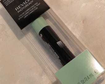 Revlon Face Concealer Color Correcting Photoready Pen Instantly conceals skin imperfections 010-for redness Sealed-Unused Full size 0.08 oz.
