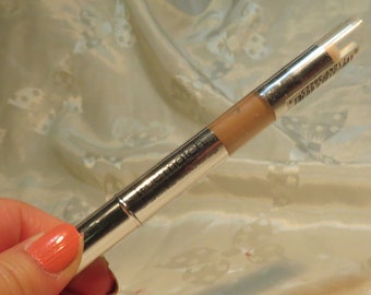 Super blendable Multi-use concealer Sealed Medium a beige shade Conceals Illuminates Hydrates 4-7/8" long Loreal Paris