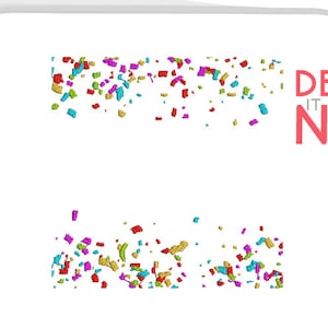 Może przedstawiać: Dwa rzędy kolorowych konfetti na białym tle. Konfetti ma kształt małych kwadratów i prostokątów. Konfetti jest w różnych kolorach, w tym czerwonym, pomarańczowym, żółtym, zielonym, niebieskim, fioletowym i różowym.