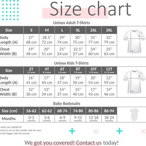 以下が含まれることがあります： ユニセックス大人用と子供用Tシャツ、ベビーボディスーツのサイズチャート。体の長さと胸囲の測定値をセンチメートルとインチで示しています。チャートには、さまざまな年齢層と月齢のサイズ情報も記載されています。