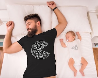 Könnte beinhalten: Ein schwarzes Kurzarm-T-Shirt mit einer großen weißen Strichzeichnung einer Pizza, bei der ein Stück fehlt, kombiniert mit einem weißen Kurzarm-Babybody, der eine kleine weiße Strichzeichnung eines einzelnen Pizzastücks zeigt.