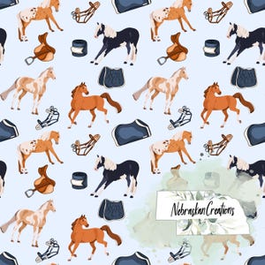 Puede incluir: Un fondo azul claro presenta un patrón repetido de caballos en varios colores, junto con sillas de montar, mantas de silla y otros equipos ecuestres. Los caballos están representados en tonos de marrón, blanco y negro. El diseño incluye el texto "Nebraskan Creations".